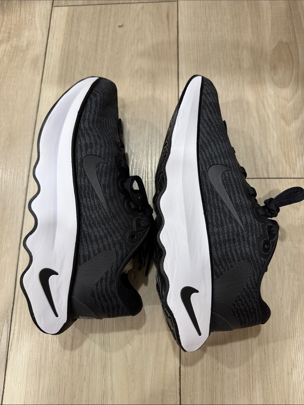Nike Men’s Black and White Wave-Soled Running Shoes - Picture 3 of 7
